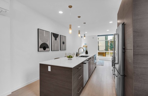 Squire Park House | Seattle Modern 2BR2BA Townhome with Rooftop Near Capitol Hill w/Garage Parking