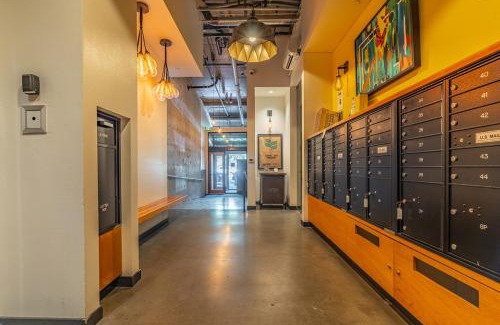 Mann Apartment | Seattle Modern and Stylish Penthouse Apartment (Wifi, Pet Friendly, Rooftop)