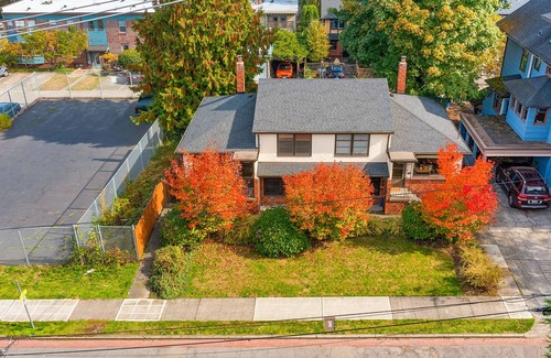 East Queen Anne Apartment | Seattle's Orange Crown 87 Walkscore