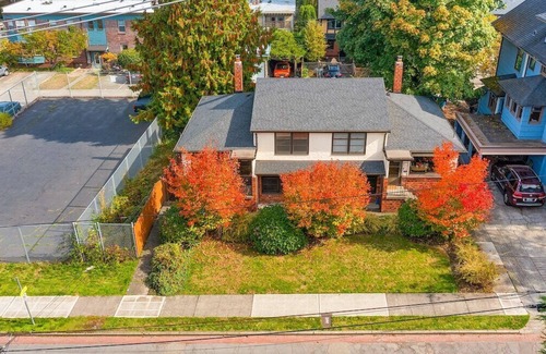 East Queen Anne Apartment | Seattle's Peach Crown - 87 Walkscore!