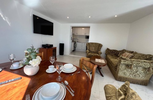 Onchan House | Seaview Apartment Onchan (5 mins from Douglas)- Sleeps 4, Fast WiFi