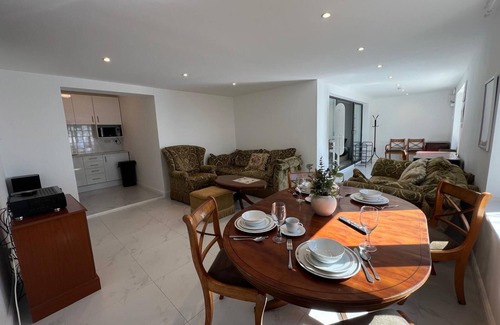 Onchan House | Seaview Apartment Onchan (5 mins from Douglas)- Sleeps 4, Fast WiFi