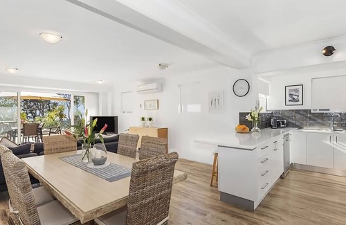 Denhams Beach Apartment | Seaview by the Cliff