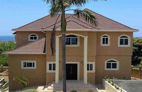 Whitehouse House | Seaview Penthouse Retreat 4 Beds 3 Baths Stay