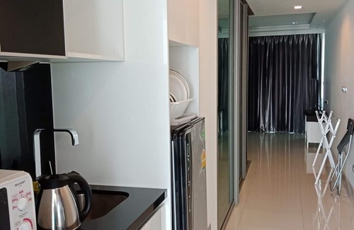 North Pattaya Apartment | Seaview room in Wongamat beach ,Pattaya. 1-2 minutes walk to the beach.