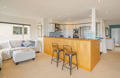 Whitianga Cottage | Seaview Serenity- Whitianga Holiday Home