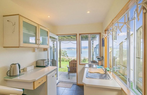 Whitianga Cottage | Seaview Serenity- Whitianga Holiday Home