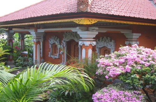 Singaraja House | Seaview Villas in Tropical Garden with Staff and Car! Group bookings possible!