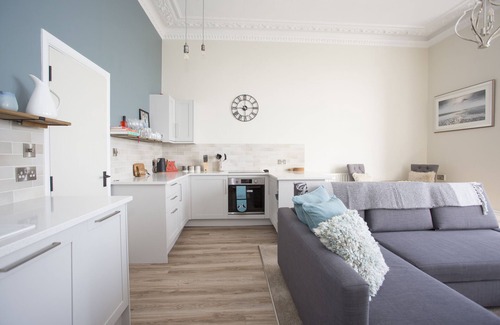 Worthing Apartment | Seaways Apartment - Sleeps 4 sea views and balcony