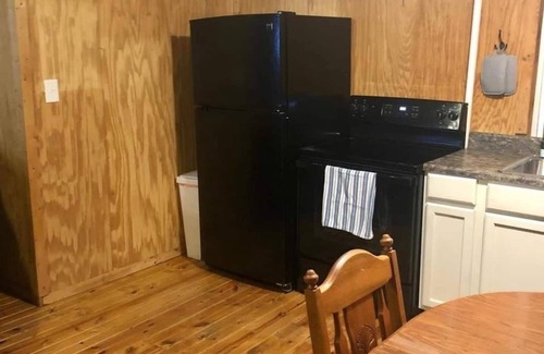 Stockdale Cabin | Secluded 2 bedroom cabin near Lake Jackson.