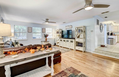 Crestview House | Secluded 2-Home Getaway on < 13 Forest Acres!