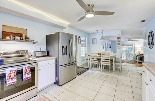 Crestview House | Secluded 2-Home Getaway on < 13 Forest Acres!