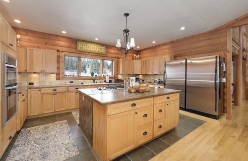 Kremmling Cabin | Secluded 4 bedroom cabin, private HT, mt views