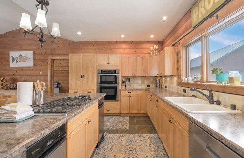 Kremmling Cabin | Secluded 4 bedroom cabin, private HT, mt views