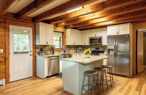 Town of New Baltimore Cabin | Secluded A-Frame Cabin: Hot tub, Views, EV charger