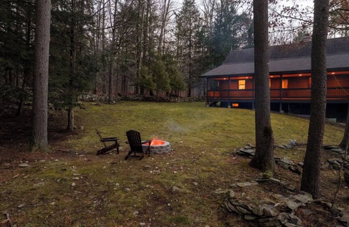 Town of New Baltimore Cabin | Secluded A-Frame Cabin: Hot tub, Views, EV charger