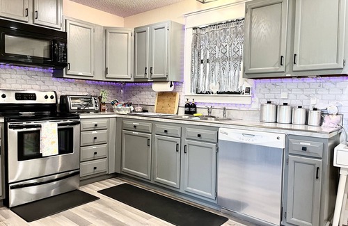 Brenham House | Secluded, acreage,1.5m to dwntn. Fishing-paddleboat-nature trail-KING Sleep# Bed