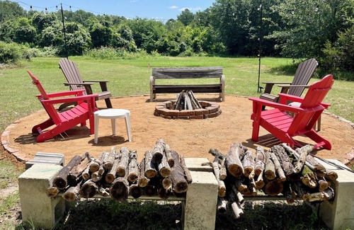 Brenham House | Secluded, acreage,1.5m to dwntn. Fishing-paddleboat-nature trail-KING Sleep# Bed