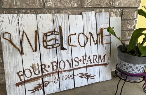 Brenham House | Secluded, acreage,1.5m to dwntn. Fishing-paddleboat-nature trail-KING Sleep# Bed