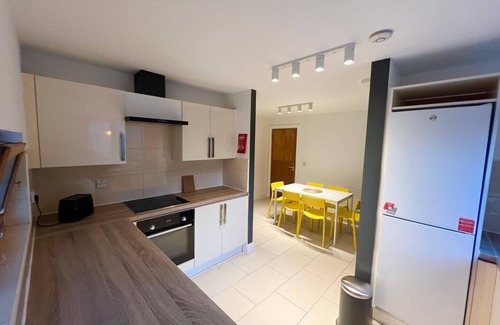 The Liberties Apartment | Secluded and spacious, 2-bedroom apartment in Dublin city center with WiFi, AC