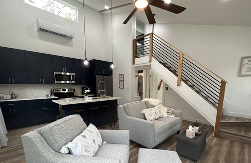 Rockdale Cabin | Secluded and Stylish Cabin on 30 Acres!
