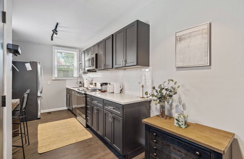 German Village Apartment | Secluded Backyard ✦ Free Street Parking