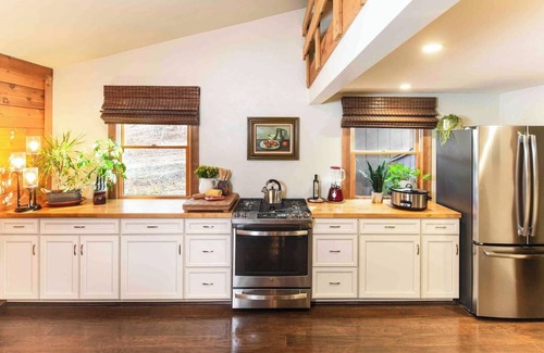 Pomona Cabin | Secluded Cabin. Art. Fast WiFi. Fireplace. New Kitchen