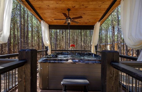 Hatton Cabin | Secluded Cabin! Hot Tub! Fire Pit! Dirt Trails