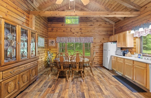 Avoca Cabin | Secluded cabin on creek-Hiking, Fire Pit, Large Yard, Pet Friendly!