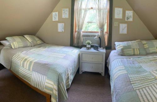 Waneta House | Secluded Cabin on Red Haven Farm