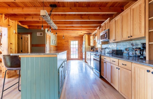 Concord Cabin | Secluded Cabin, Sleeps 20-Pickleball, Pool&Hot Tub