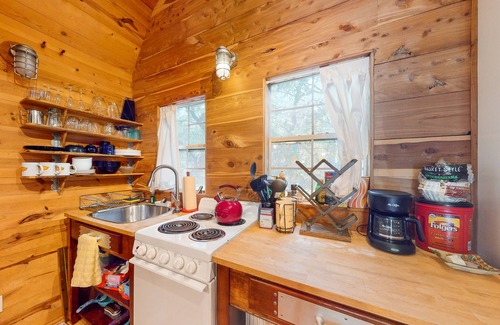 Austin Cabin | Secluded Cabin-Style Studio w/ Patio – Surrounded by Walking Trails