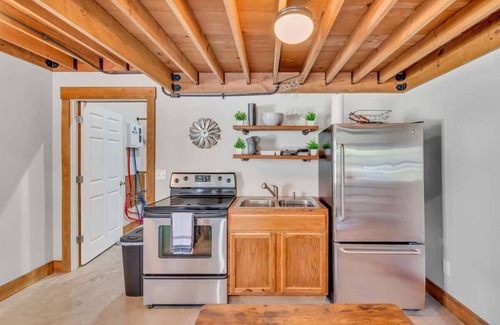 Joelton Apartment | Secluded Cabin The Den at J-Barn