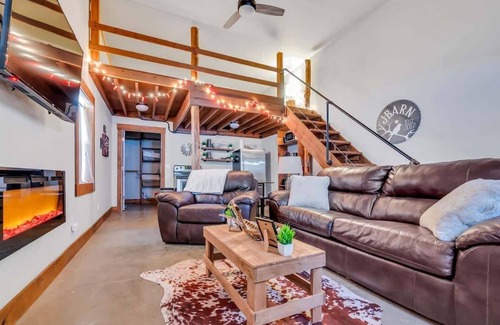 Joelton Apartment | Secluded Cabin The Den at J-Barn