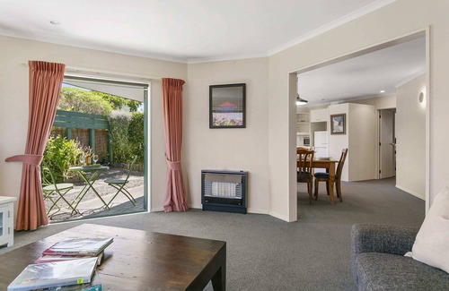 Waipahihi House | Secluded & Cosy - 5min to Town *No Service Fee*