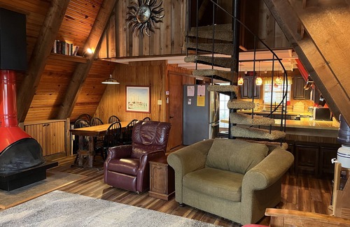 Broaddus House | Secluded cove! Fish, hike, hunt! Keep boat in water on private dock Sleeps 18