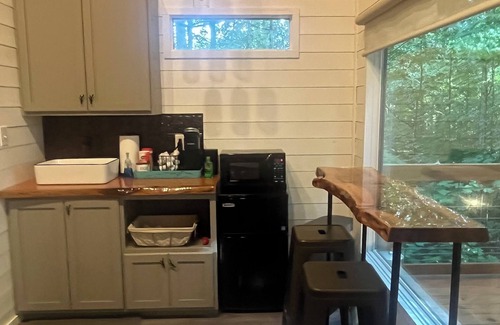 Shelby Cabin | Secluded creekside treehouse cabin in Shelby with hot tub, AC, WiFi