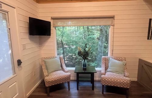 Shelby Cabin | Secluded creekside treehouse cabin in Shelby with hot tub, AC, WiFi