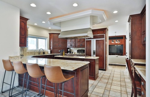 Lancaster House | Secluded estate sleeps 21! Huge Indoor Heated pool! Sauna and Hot tub