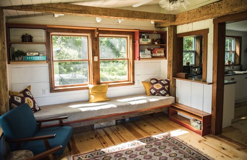 Putnam County House | Secluded farm atop a hill