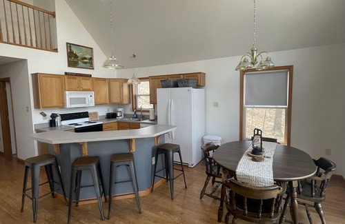 Hesston Cabin | Secluded + Fire Pit + Game Room. Less than 1 mile to 7 Points