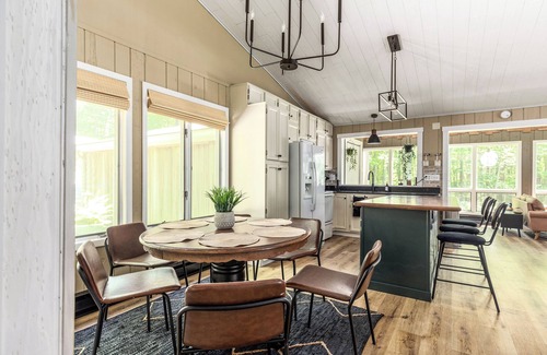 Canadian Lakes Cabin | Secluded getaway- Screened in porch with hot tub