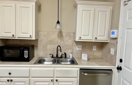Broadmoor House | Secluded home in Quiet Neighborhood 3BR 2BA