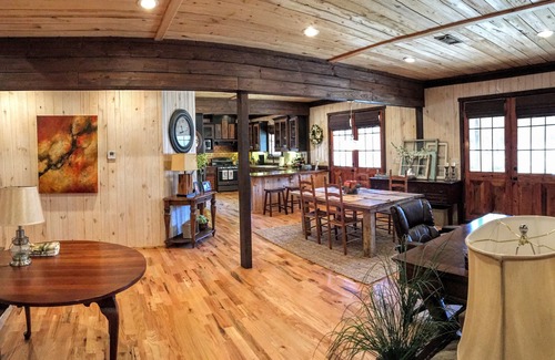 Taylor House | Secluded, lake access lodge perfect for a large group minutes from Oxford Square