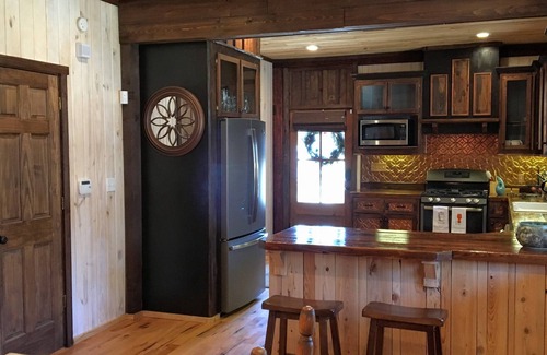 Taylor House | Secluded, lake access lodge perfect for a large group minutes from Oxford Square