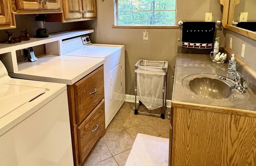 Broaddus House | Secluded Lake House with boat ramp in neighborhood on Sam Rayburn Reservoir