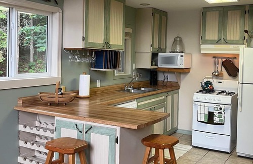Eagle Creek Cottage | Secluded Lakefront Cottage in the Cariboo Pet-friendly