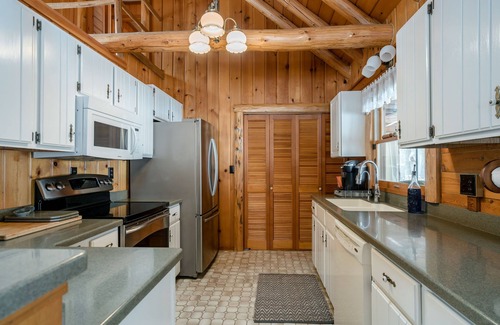 Big Rapids Cottage | Secluded Lakefront Log Home on 4 Acres With Sauna