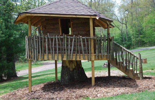 Lock Haven Cabin | Secluded lodge on top of a mountain/235 acres/9 hole golf course/Sleeps 60