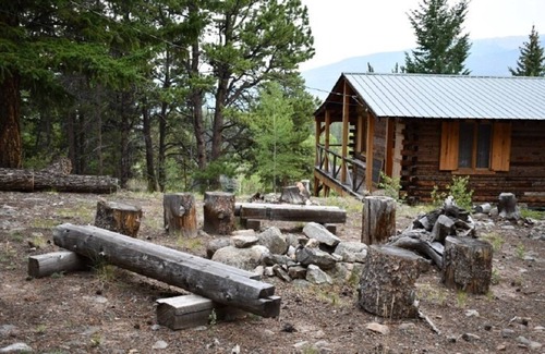 Twin Lakes House | Secluded Log Cabin with View of Beaver Ponds